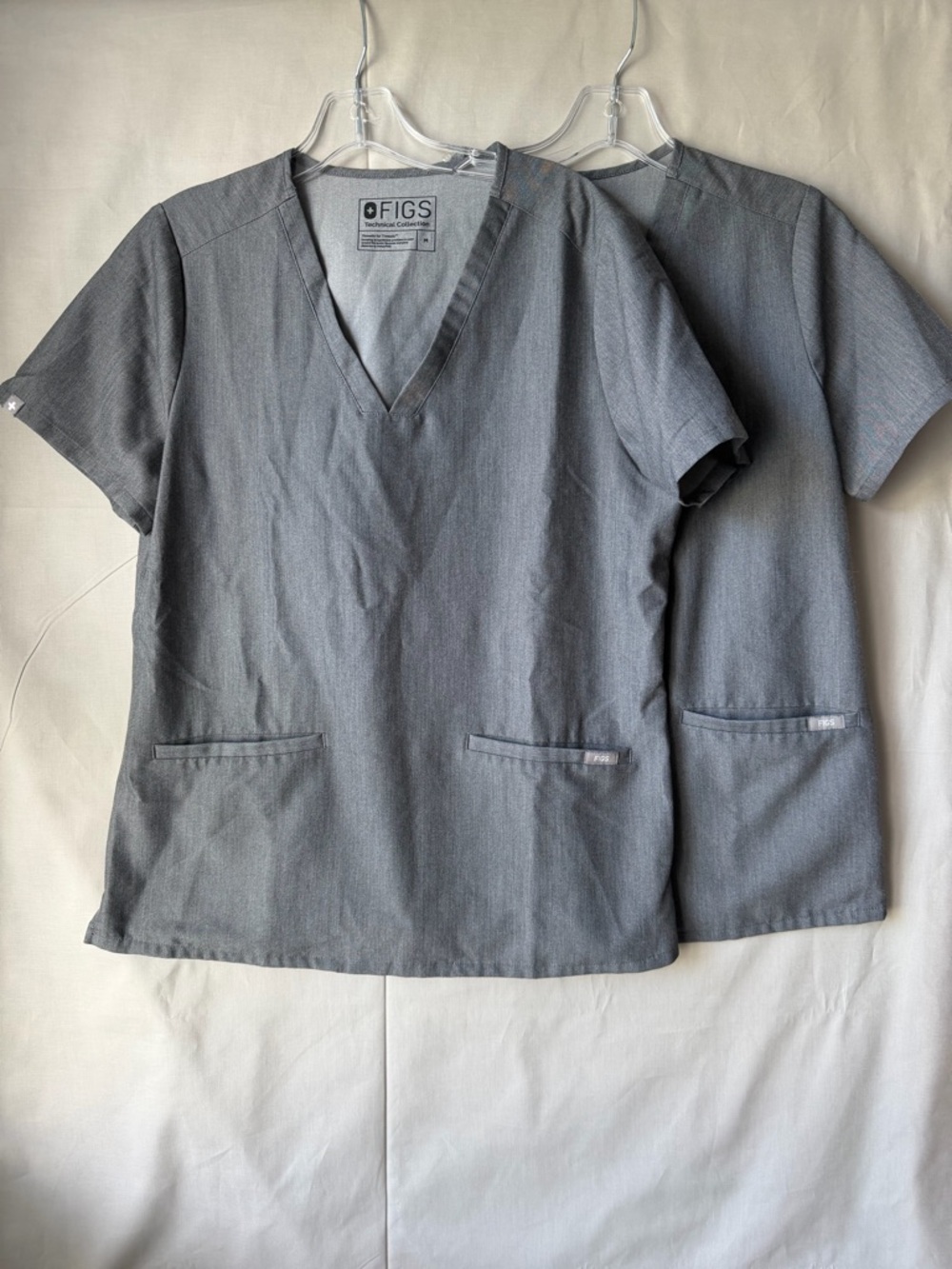 Two Figs bundle of Men’s V-Neck Scrub Top in Gray (A0209)